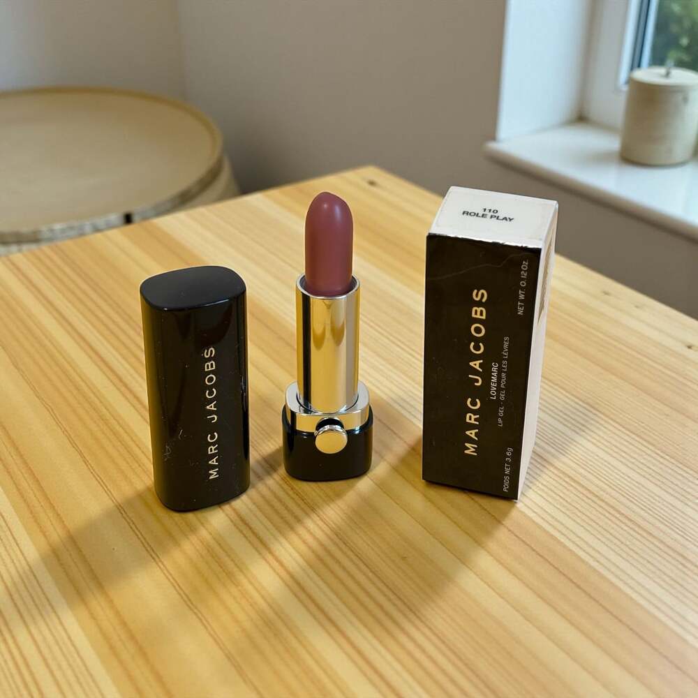 Marc Jacobs Le Marc Lip Lipstick POUR LES LÈVRES
110 
ROLE PLAY
NET WT. 0.12oz